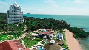 A resort with a large building, a beach, and a pool area. - 6B Exclusive Oceanfront Retreat,High-End Apartment (Panama City)