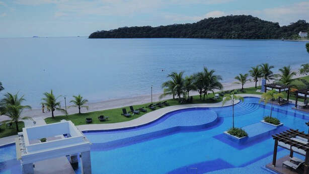 A resort pool with a view of the beach and ocean. - 6B Exclusive Oceanfront Retreat,High-End Apartment (Panama City)