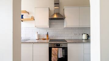 Mikroaaltouuni, uuni, kahvin-/teenkeitin, leivänpaahdin