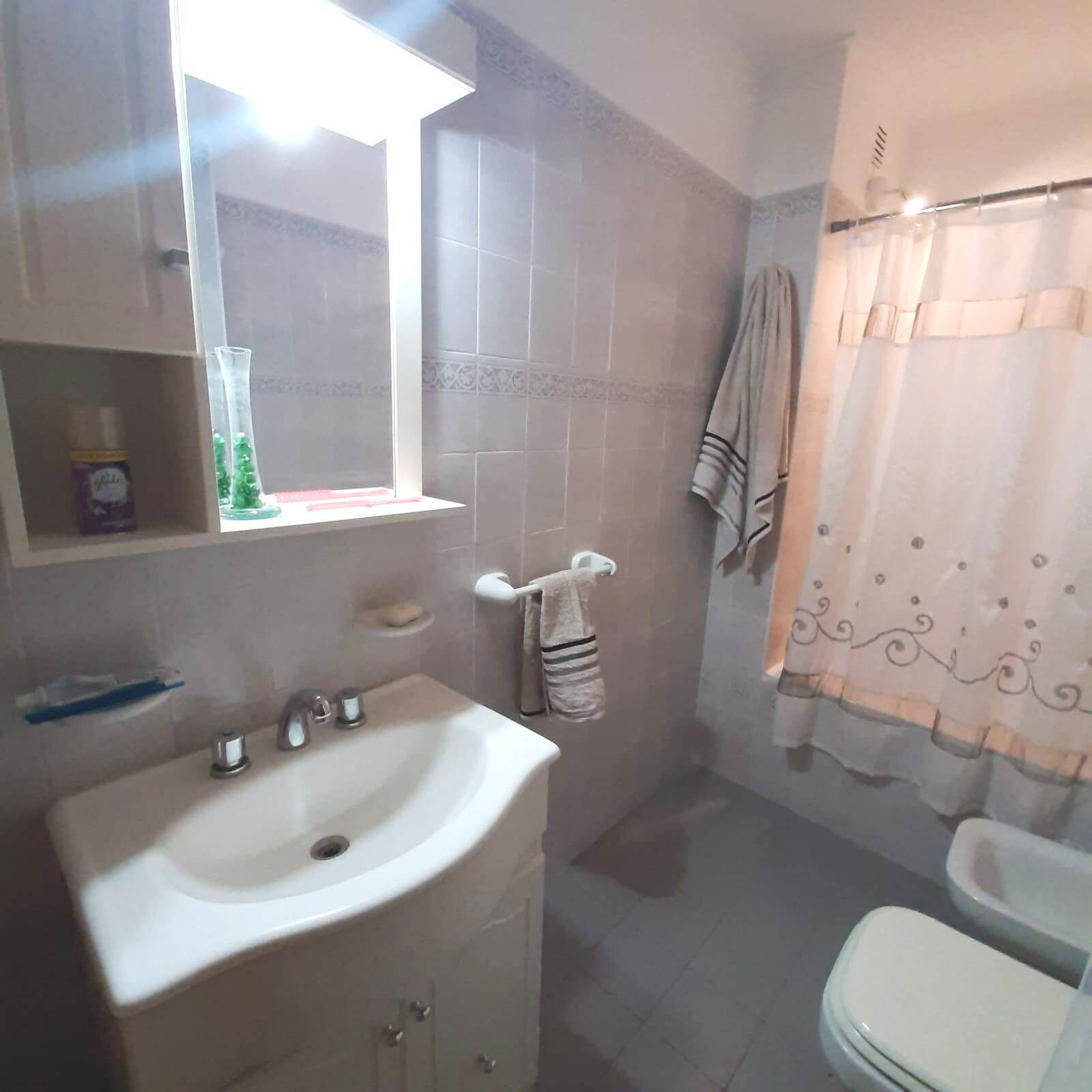 Toallas, jabón, papel de baño 
