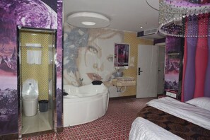 A hotel room with a large bathtub, a separate toilet, a sink, and a bed. - Fujimengge Hotel Shanghai (Shanghai)