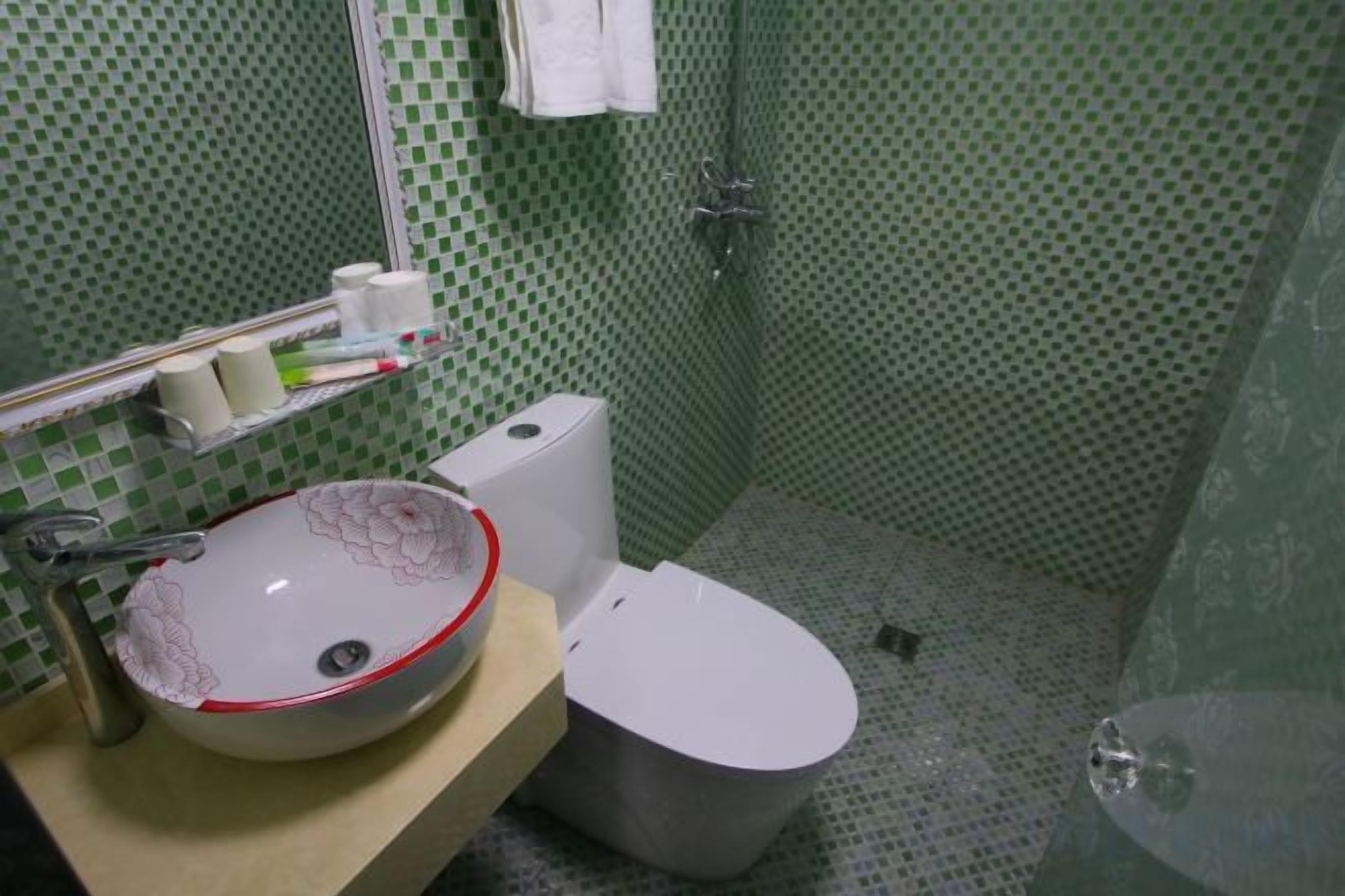 Un bagno con il water, un lavandino e una doccia.