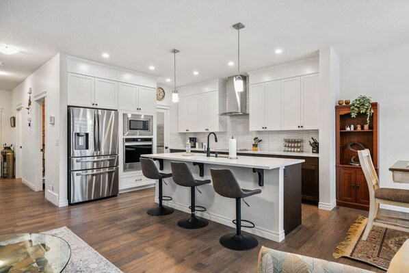 ثلاجة، ميكروويف، فرن، موقد طهي مسطح