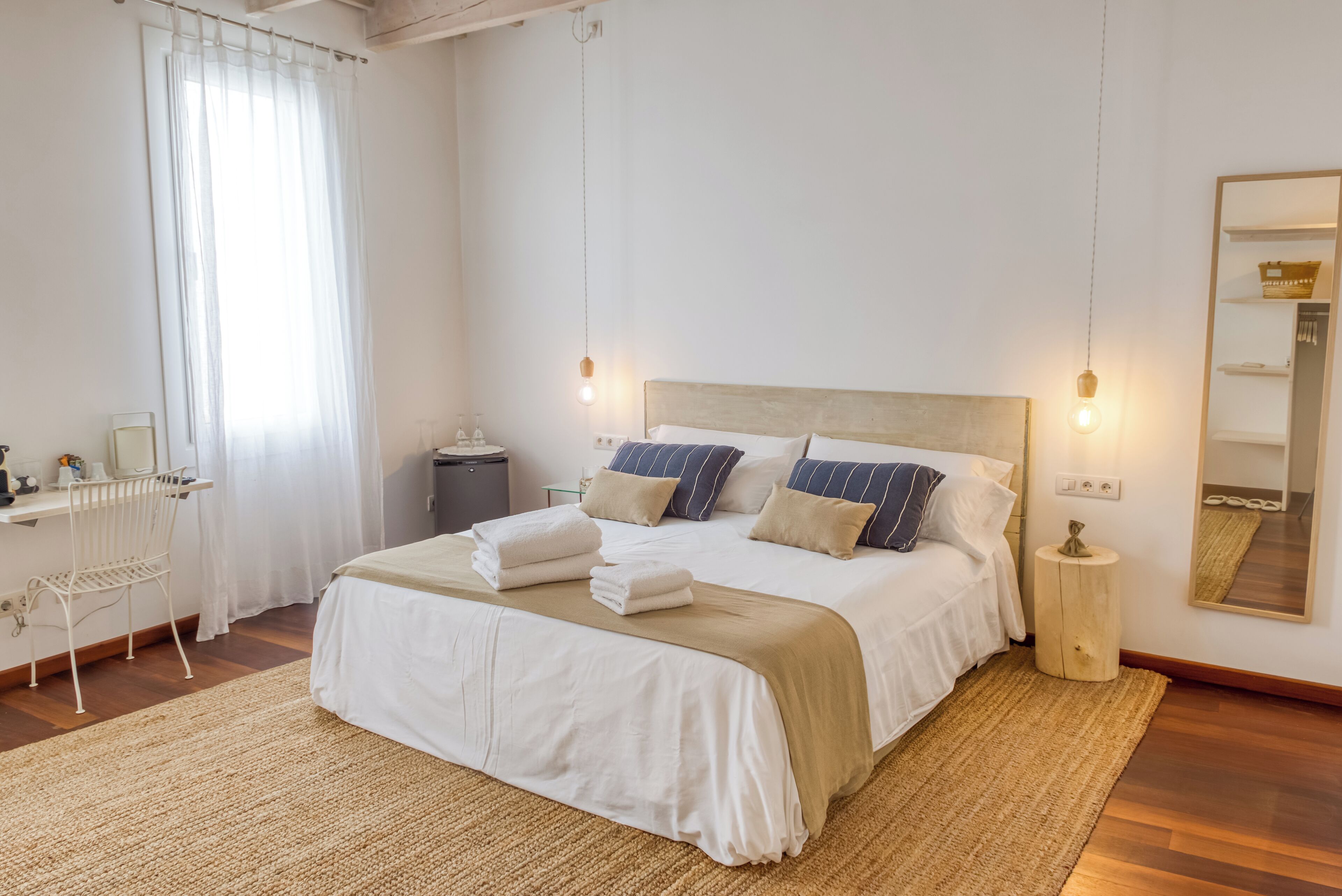 Zimmersafe, laptopgeeigneter Arbeitsplatz, Verdunkelungsvorhänge