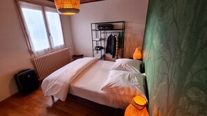 2 عدّة غرف نوم ومكواة/لوح كي وواي فاي وملاءات أسرّة