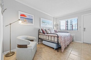 1 dormitorio, tabla de planchar con plancha, wifi y ropa de cama