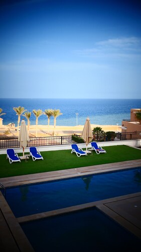 Stillreiche Palmen Villa mit vollständigem Meeresblick