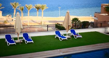 Stillreiche Palmen Villa mit vollständigem Meeresblick