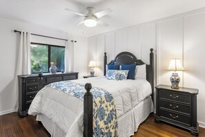 2 soverom, safe på rommet, strykejern/-brett og reiseseng for barn