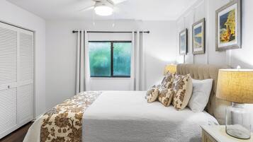 2 soverom, safe på rommet, strykejern/-brett og reiseseng for barn