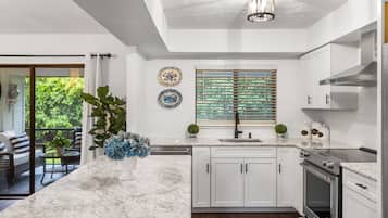 Køleskab, mikrobølgeovn, ovn, kogeplade