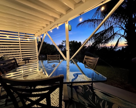 Outdoor dining. Kona Garden Studio Ohana: private sunset lanai & seasonal fruit from the garden!