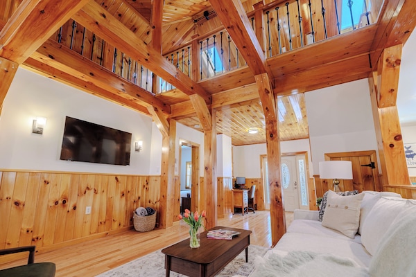 Una televisión, una pantalla de ordenador