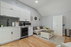 Interior - Lunavista Cozy Studio (Hempstead)