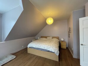 3 habitaciones, tabla de planchar con plancha, wifi y ropa de cama 