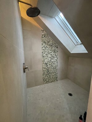 Shower, hair dryer, towels, soap - Charming passive solar 3-bedroom house in Arroyo Seco with WiFi, fitness equipm. (Arroyo Seco)