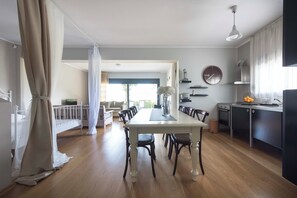 2 室のベッドルーム、アイロン / アイロン台、WiFi、ベッドシーツ