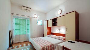 Ein Schlafzimmer mit Bett, Nachttisch und Kleiderschrank.