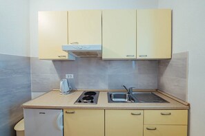 Kühlschrank, Herdplatte, Kochgeschirr/Geschirr/Besteck