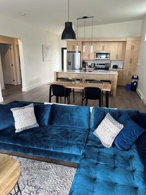 Smart TV, fireplace, stereo - Luxury Oceanfront Cottage 2 (Rose Bay)