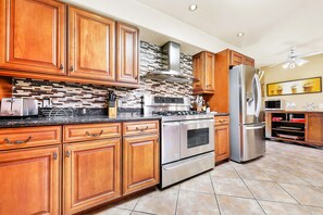 Microondas, horno, parrilla de estufa y lavavajillas