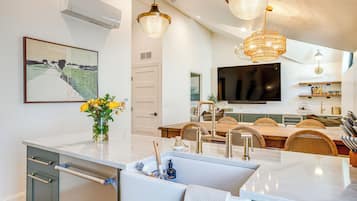 Geladeira, micro-ondas, cooktop, lava-louças