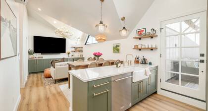 Luxe Designer Flat on Sloans Lake w/ Rooftop Deck