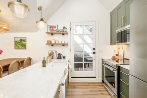 Fridge, microwave, stovetop, dishwasher