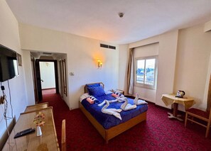 3 bedrooms, desk, WiFi, bed sheets