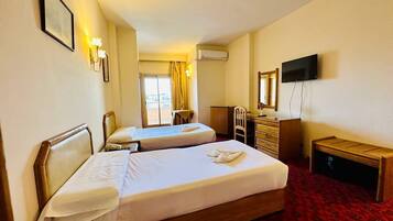 3 makuuhuonetta, työpöytä, Wi-Fi, vuodevaatteet