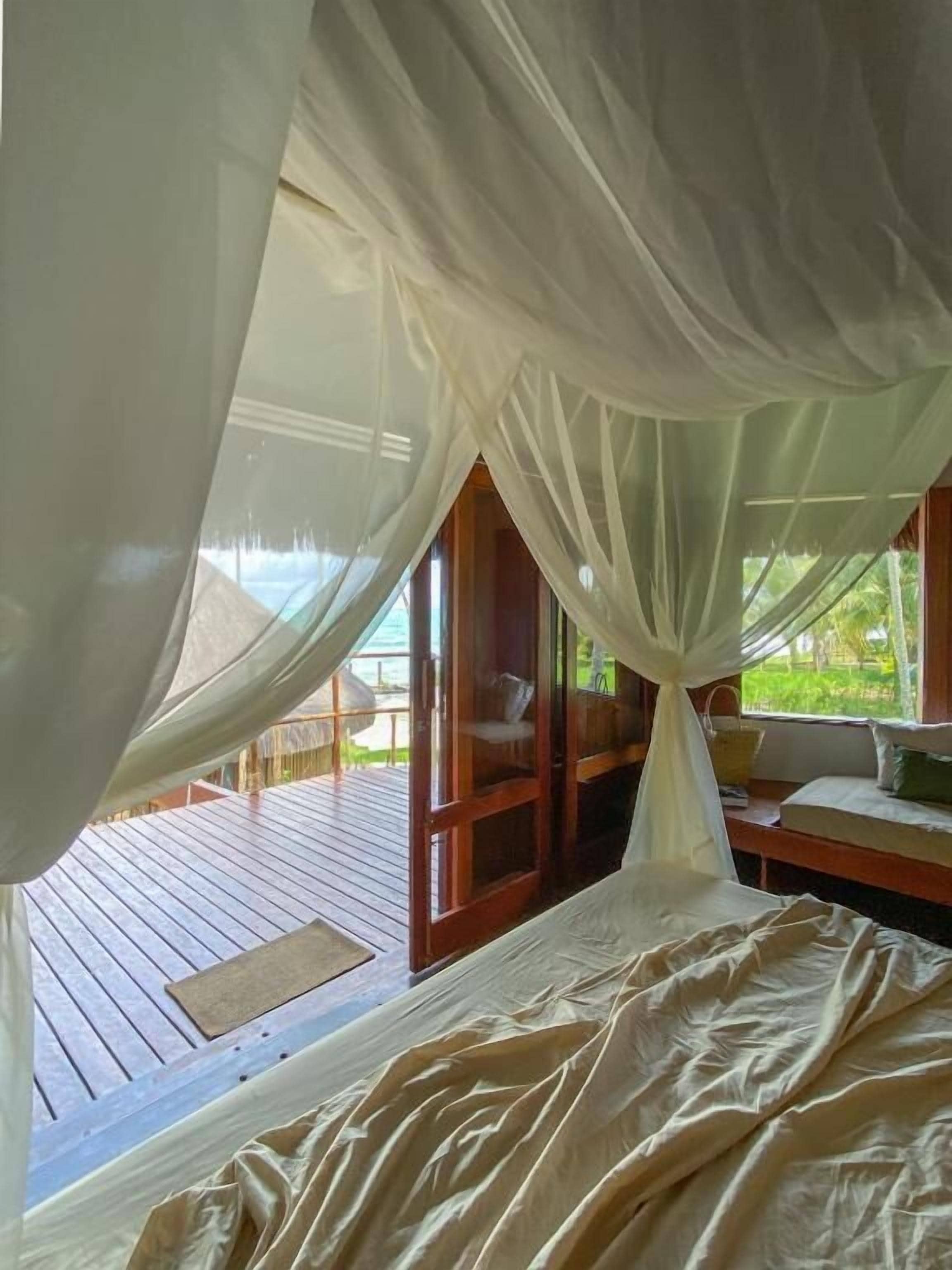 Quarto superior, 1 cama King, piscina particular, vista para a praia | Frigobar, cofres nos quartos, cortinas blackout