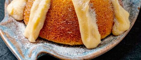 Un postre sobre un plato de cerámica con superficie texturizada.