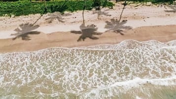 Accommodatie ligt op het strand, wit zand
