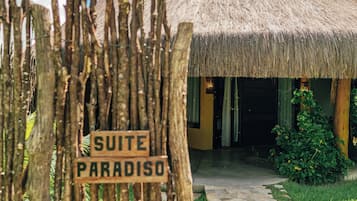 Room, Bathtub, Garden View | Minibar, in-room safe, blackout drapes, iron/ironing board