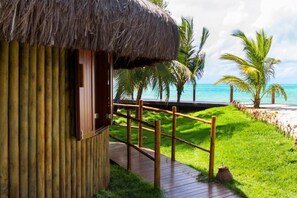 Kamer, uitzicht op zee | Een minibar, een kluis op de kamer, verduisterende gordijnen