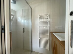 Een douche, een haardroger, zeep, toiletpapier