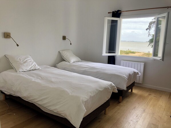 7 slaapkamers, een strijkplank/strijkijzer, reisbedje, beddengoed