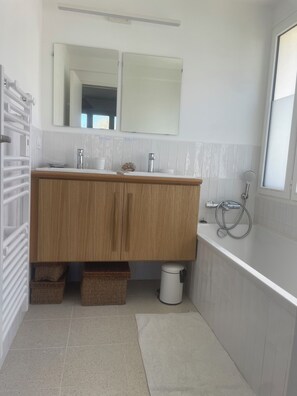 Een douche, een haardroger, zeep, toiletpapier