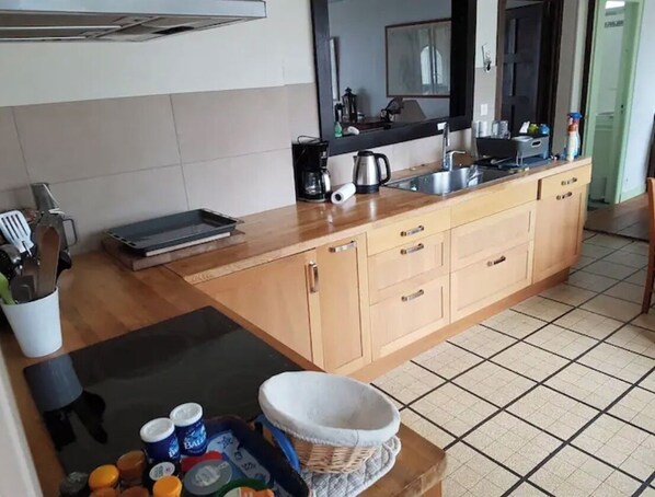 Een oven, een kookplaat, een vaatwasser