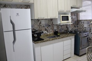 Geladeira, micro-ondas, fogão, cooktop