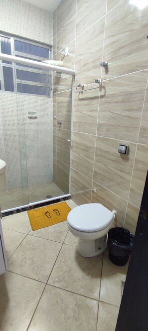 Dusche, Handtücher, Seife, Toilettenpapier