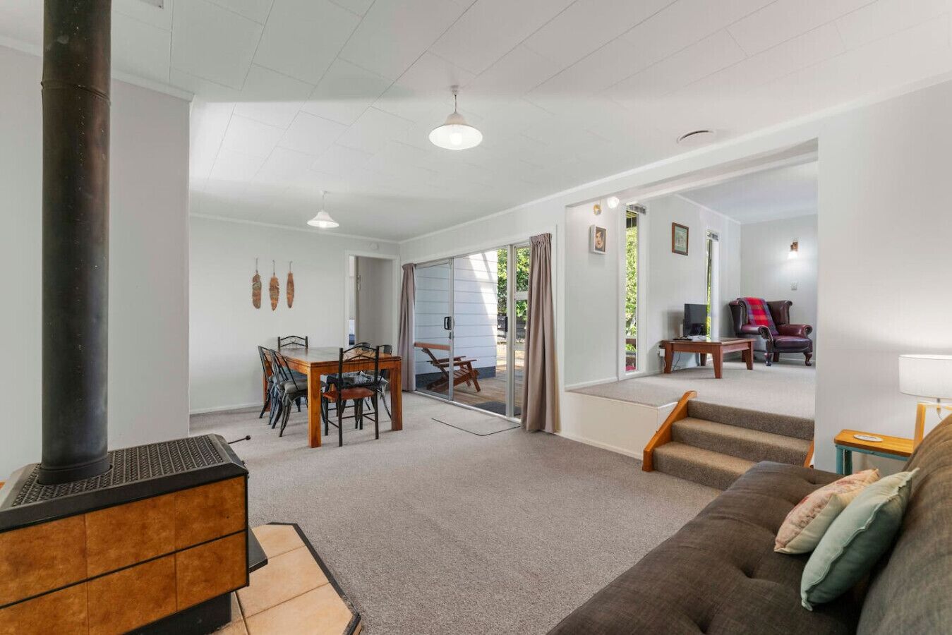 Televisie, een open haard en een tafeltennistafel