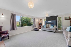 TV, fireplace, ping pong - Kasopo Cottage - Lake Taupo (Taupō)