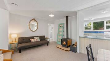 Televisie, een open haard en een tafeltennistafel