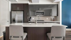 Refrigerador, mesa de comedor