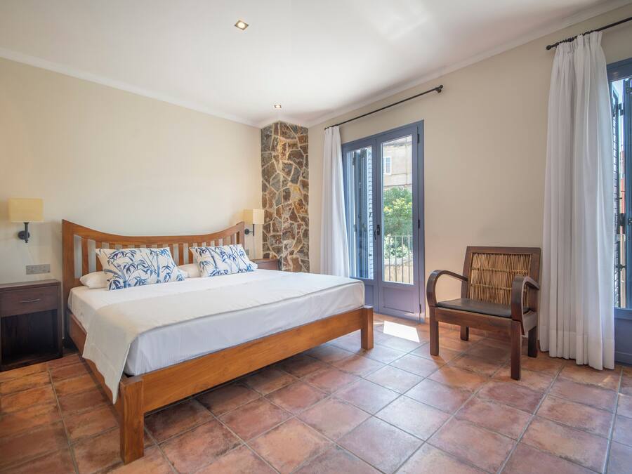 Minibar, espacio para trabajar con laptop, wifi gratis y ropa de cama