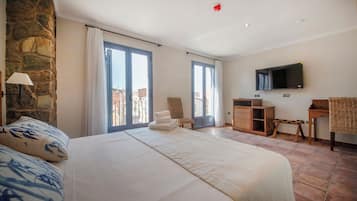 Luxury Double Room | Bathroom | Hair dryer, towels, soap, shampoo