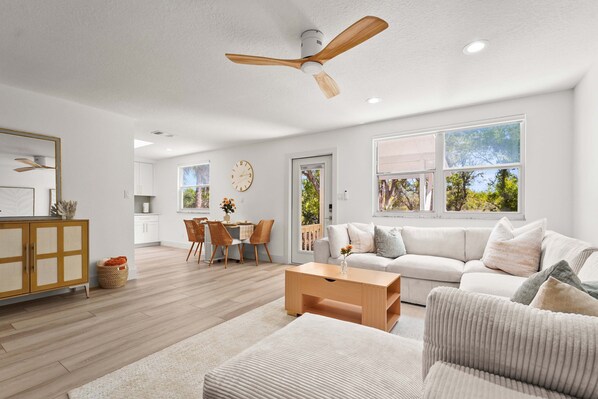 Smart TV - Coastal Hideaway: 2/1 guest house close to UTC! (Sarasota)