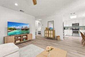 Interior - Coastal Hideaway: 2/1 guest house close to UTC! (Sarasota)