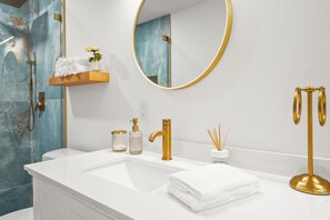 Dusche, Haartrockner, Handtücher, Toilettenpapier